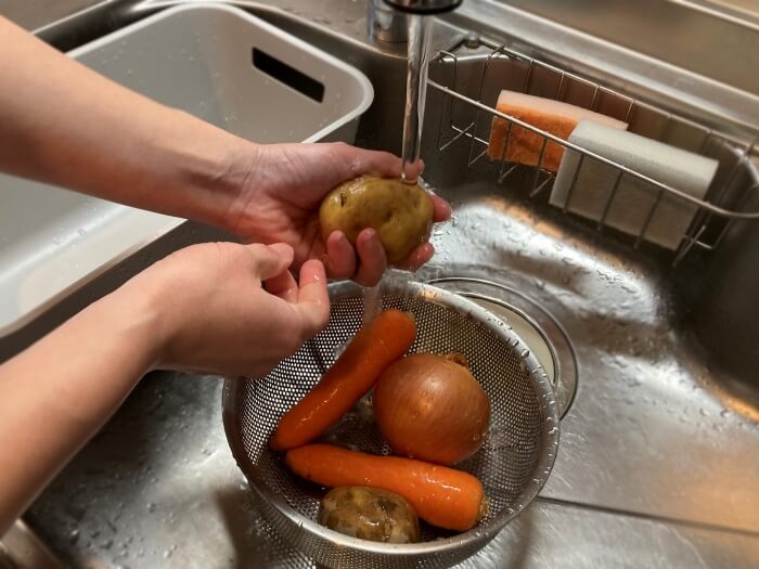 野菜を洗う