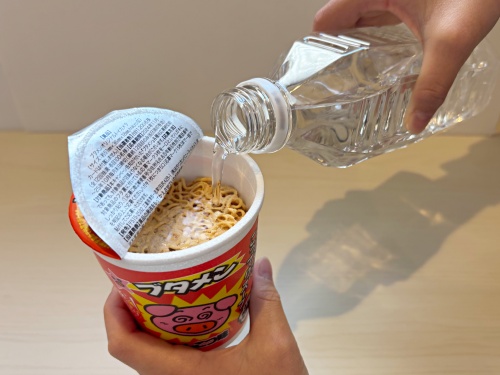 ブタメン_水を注ぐ