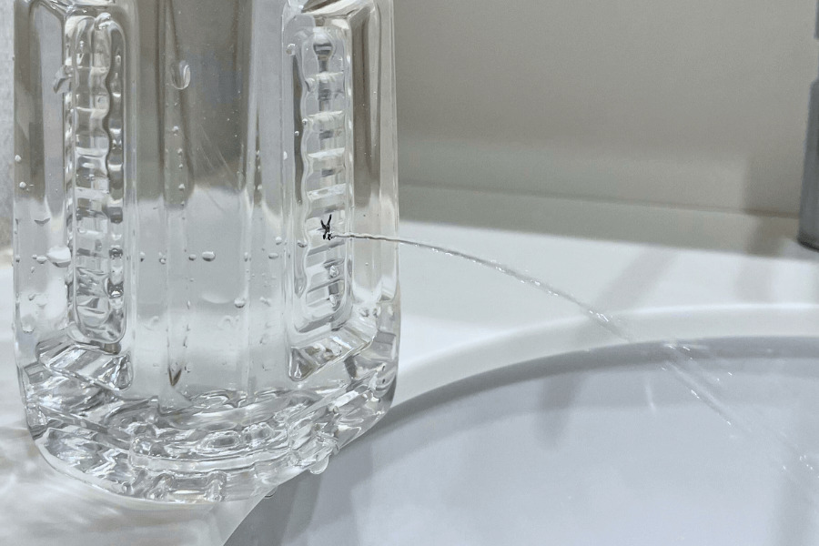 穴から水が出ている（キャップを開けている）ところのアップ