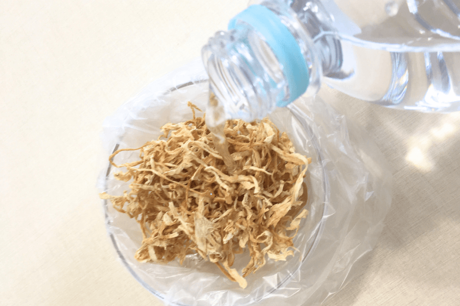 切り干し大根に水をかけているところ