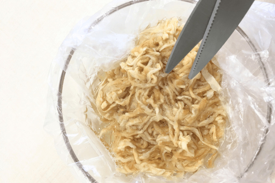 切り干し大根を食べやすい大きさに切る