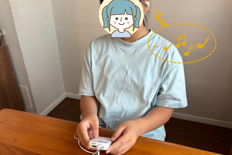 イヤホンでラジオを聴くイメージ