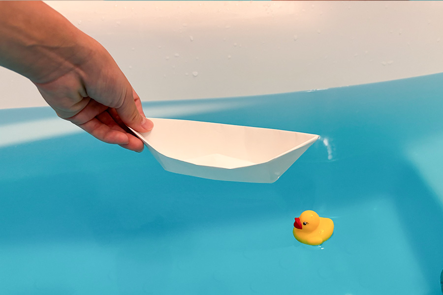 耐水折り紙でボートを作った様子