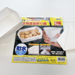「非常用食器折り紙」のパッケージと、その両脇にその折り紙で作ったお皿とコップ