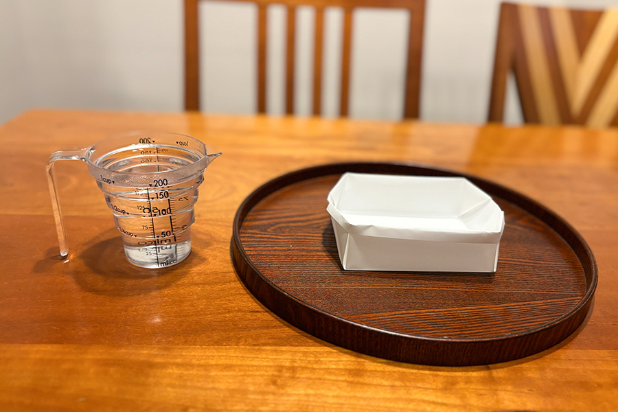耐水折り紙で作ったお皿と熱湯