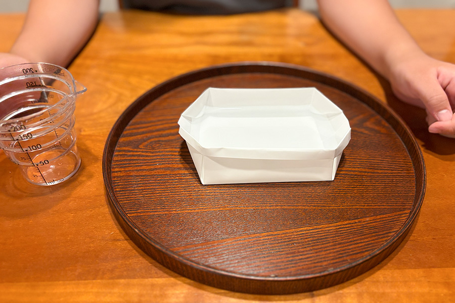 非常用食器折り紙に熱湯を入れた様子