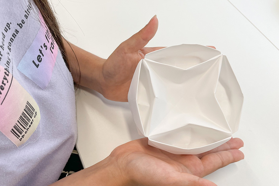 耐水折り紙で仕切りのある箱を作った様子