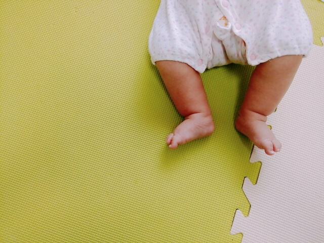 赤ちゃんの足とジョイントマット