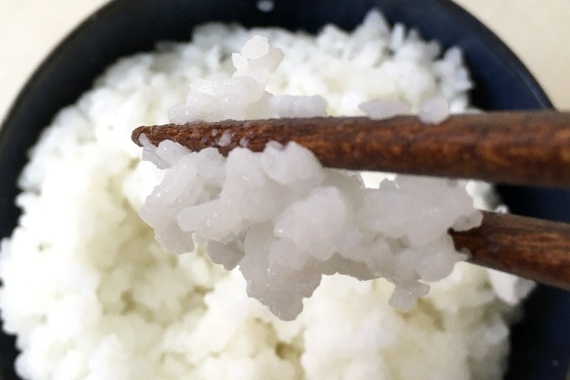 安心米水ご飯箸上げアップ