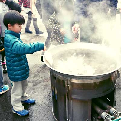 炊き出しに参加する子ども