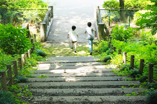 公園の階段を走る子どもたち