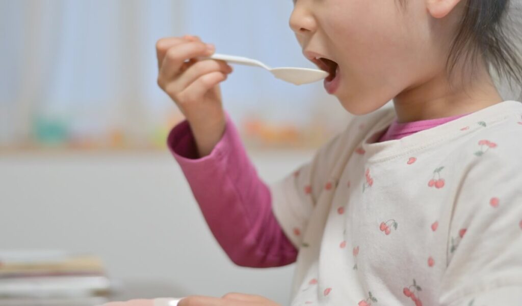 onisi非常食を食べる子どもimage