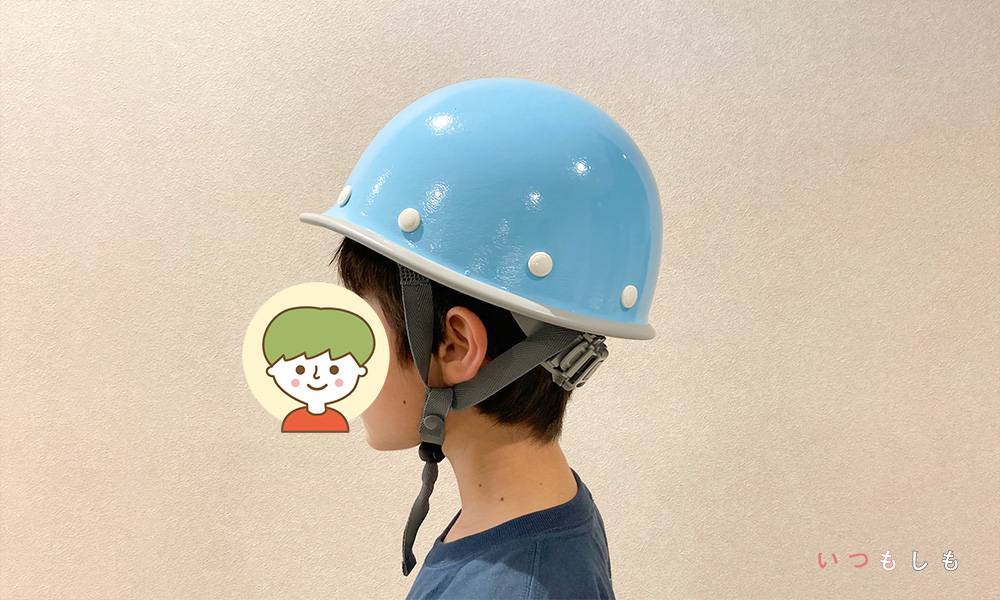 子ども用防災ヘルメット「メッティーノ」を小学生が着用している写真です。カラーはスカイブルーです。