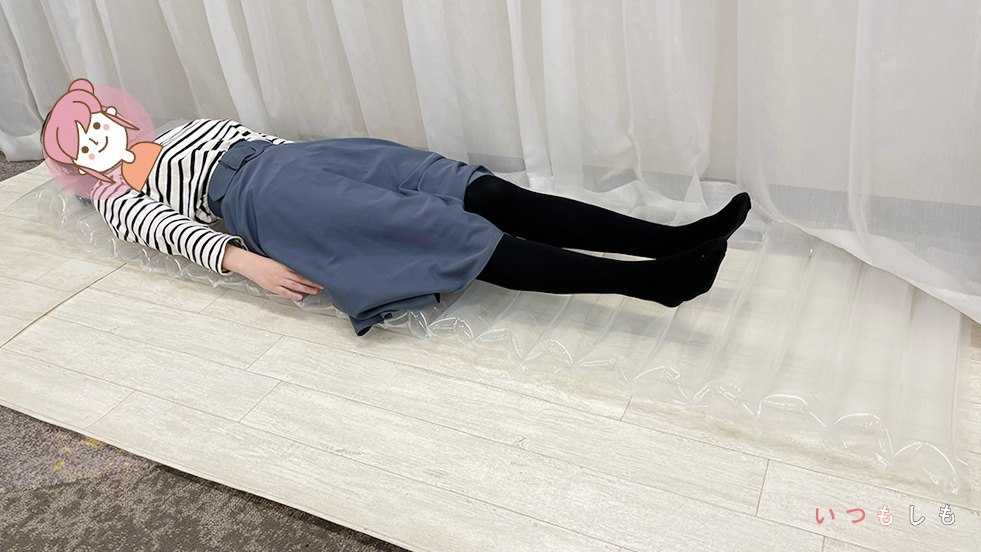 フェリシモ「スペースエマージェンシーキットNEO」のエアーマットに寝ている画像です。