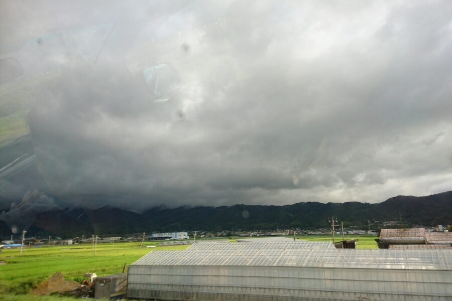 台風上陸前の空イメージ
