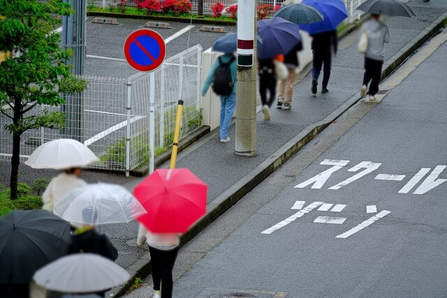 雨の中の登校