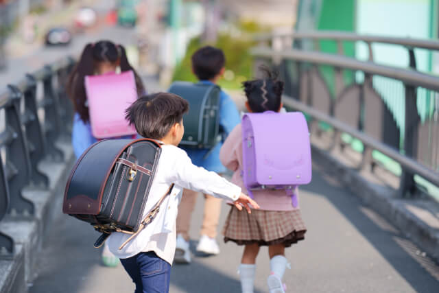 下校する小学生たち