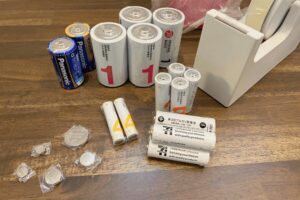 セロテープを巻いた使用済み乾電池たち