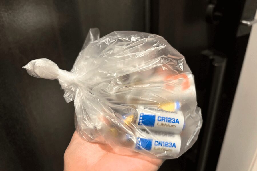 透明の袋に入った使用済み乾電池