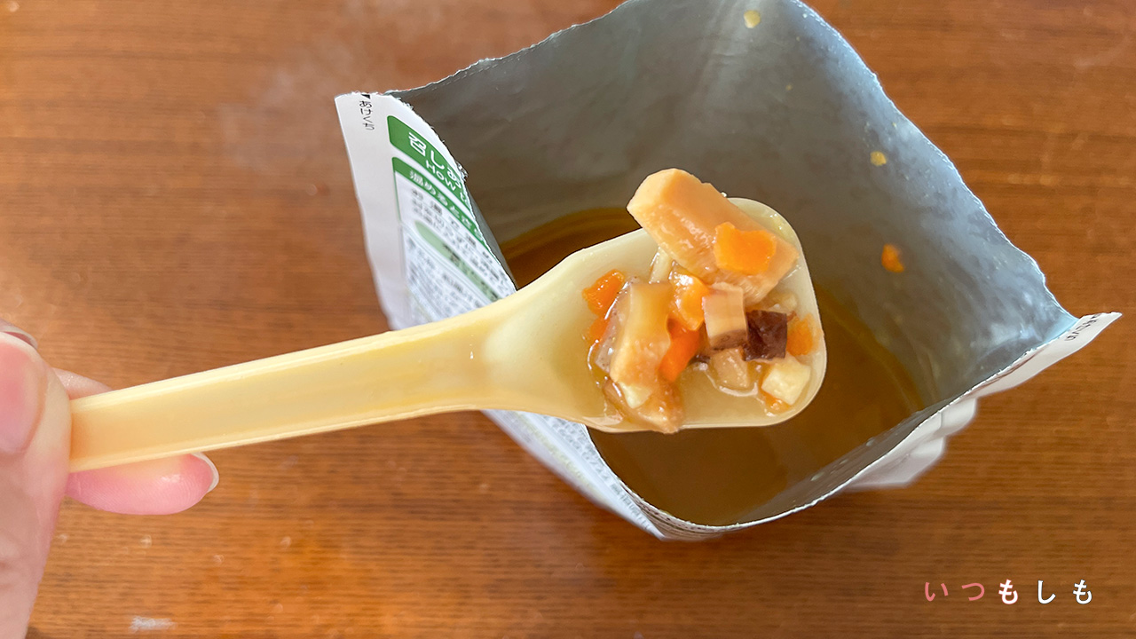 野菜たっぷりスープの中身をスプーンですくいあげた様子