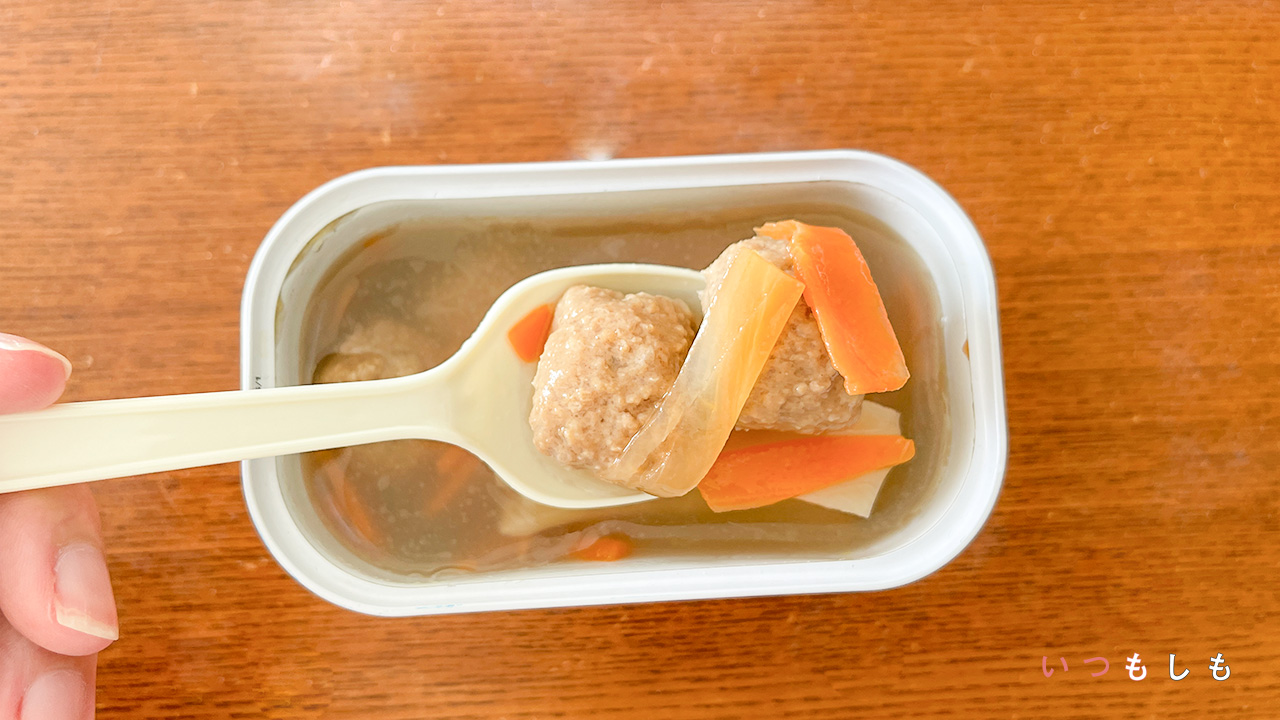 つくねスープ缶の中身をスプーンで掬い上げている様子