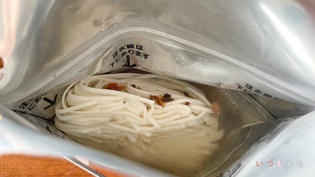 米粉のうどんの調理後。所定の時間が経っても、固まっています。