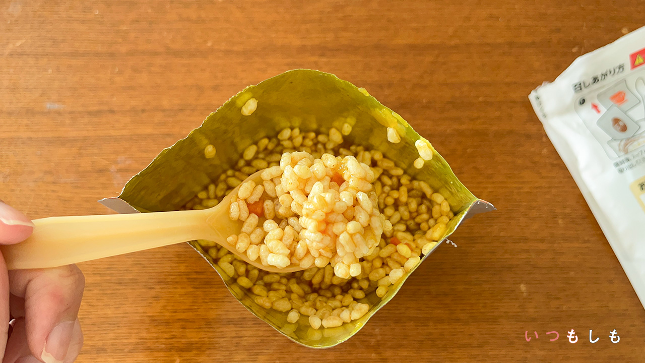 サクッとライス（調子後）の中身をスプーンですくって取り出している様子