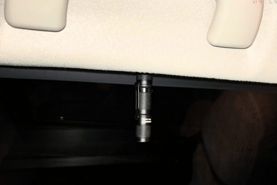 車の窓枠にマグネットで付いたライト