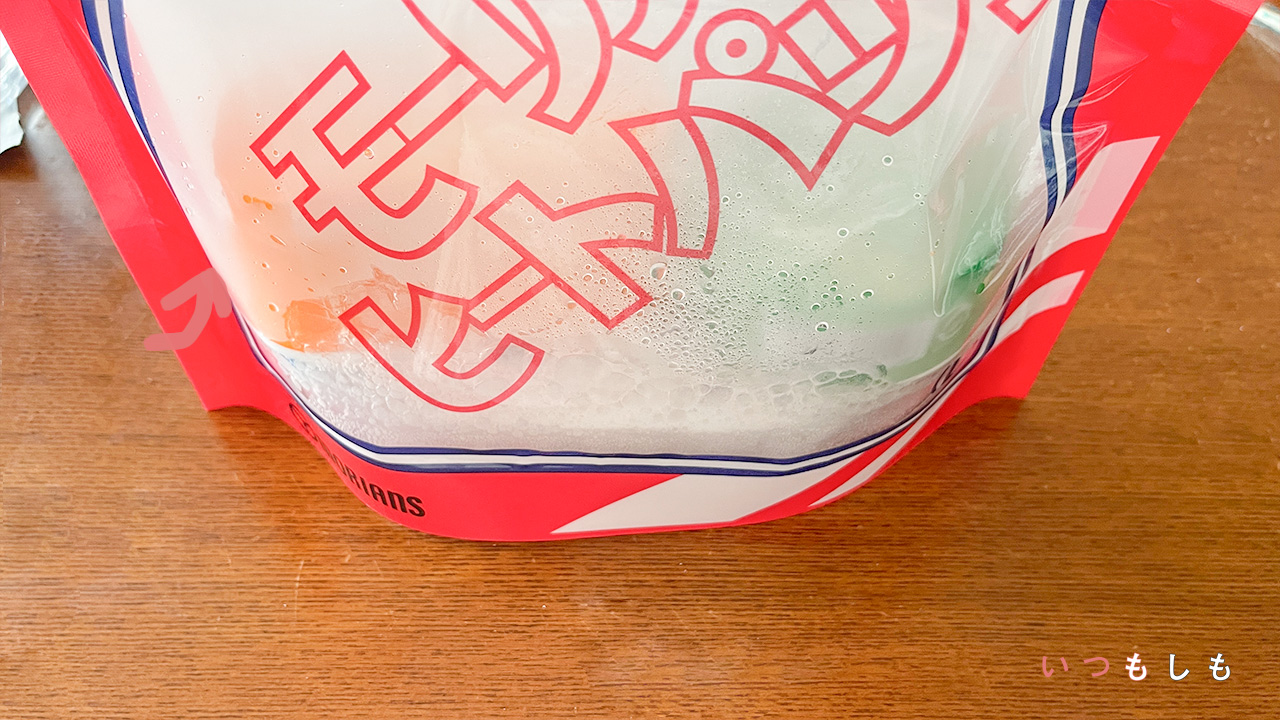 ヒートパックにポテツナ缶とつくねスープ缶を入れた様子
