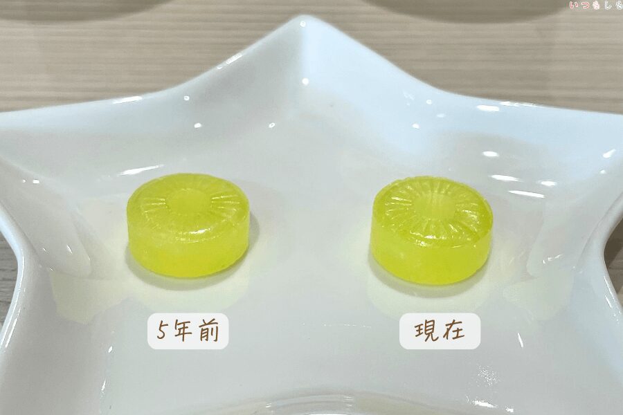新旧パインアメ缶中身アップ