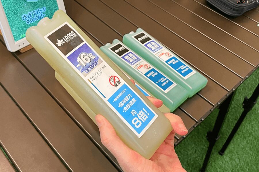 氷点下パック ギャップバーを手に持っているところ