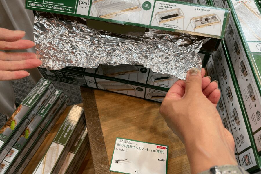 BBQ お掃除楽ちんシートを触っているところ