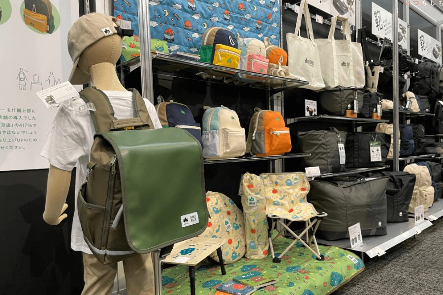 LOGOSの子ども向けグッズの展示