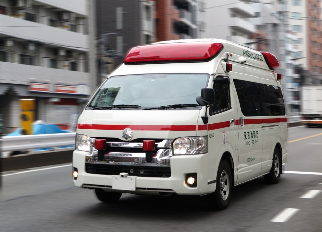 走行する救急車
