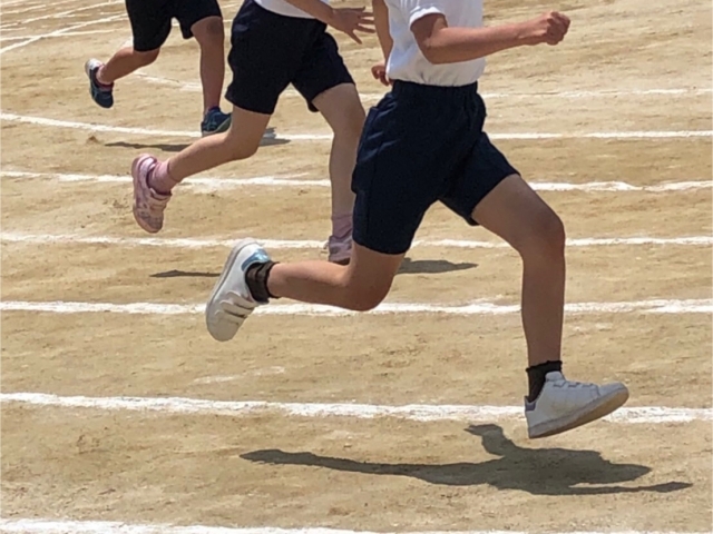 走る小学生