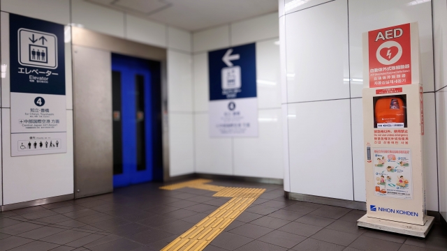 エレベーター前に設置されたAED