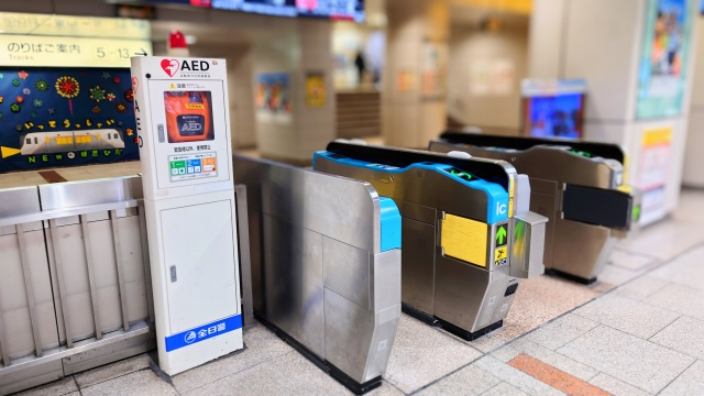 改札横に設置されたAED