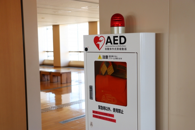 ホールの入口に設置されたAED
