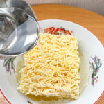 袋麺に水を注ぐ様子