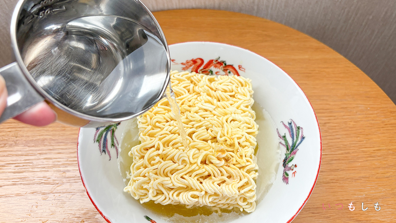 袋麺に水を注ぐ様子