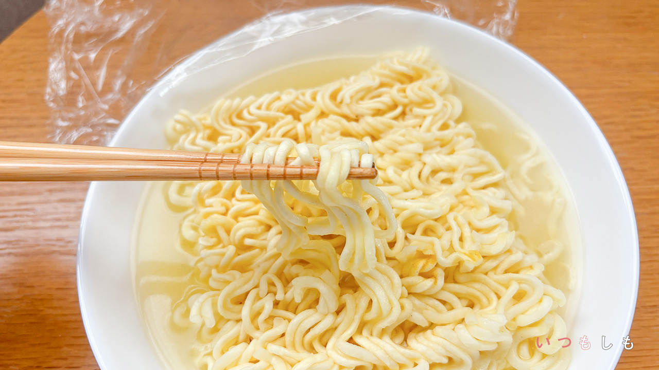 袋麺に水を入れて30分戻した様子