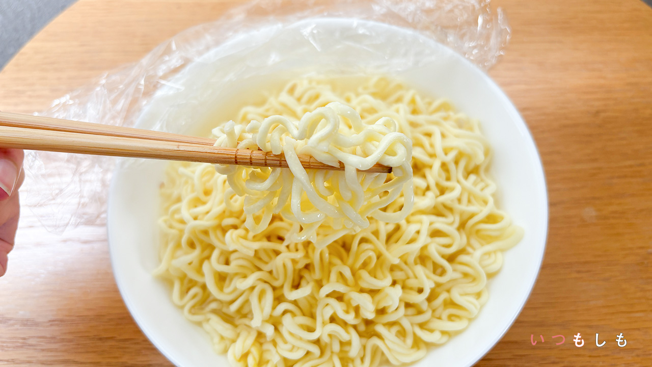 袋麺に水を入れて40分置いた様子