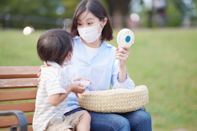 夏の公園にいるママと子ども