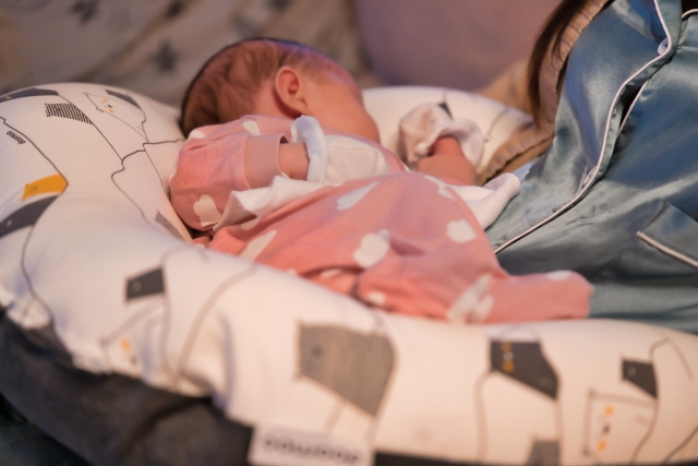 授乳クッションで眠る赤ちゃん