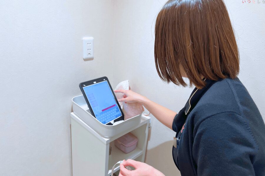 HEAVEN Japan試着体感サロン_試着体感サロン_タブレットに入力する担当者さま