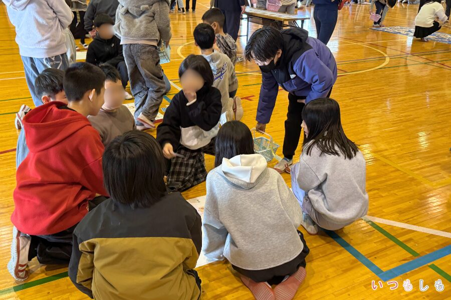 話し合う子ども達