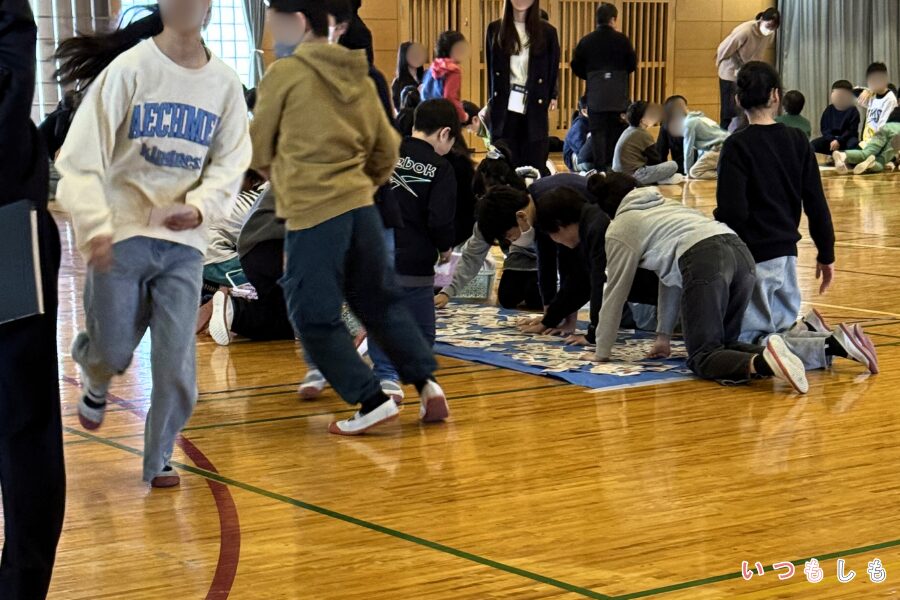 食材の海でカードを探す子ども達