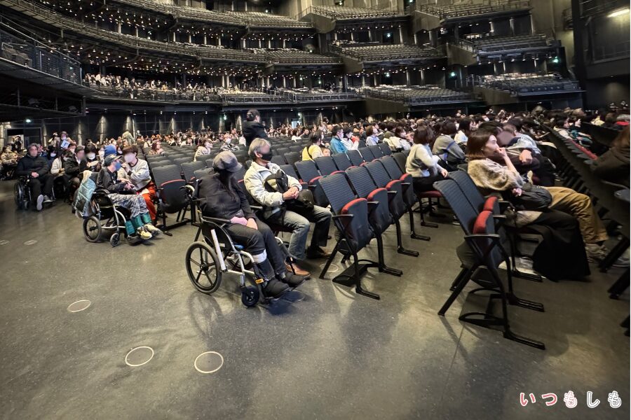 車椅子の観客