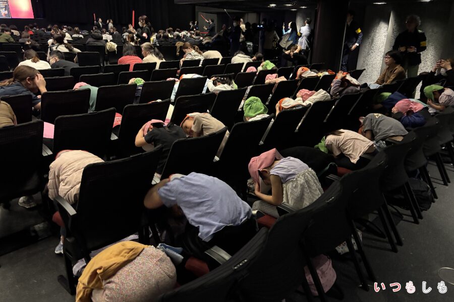 防御体制を取る園児