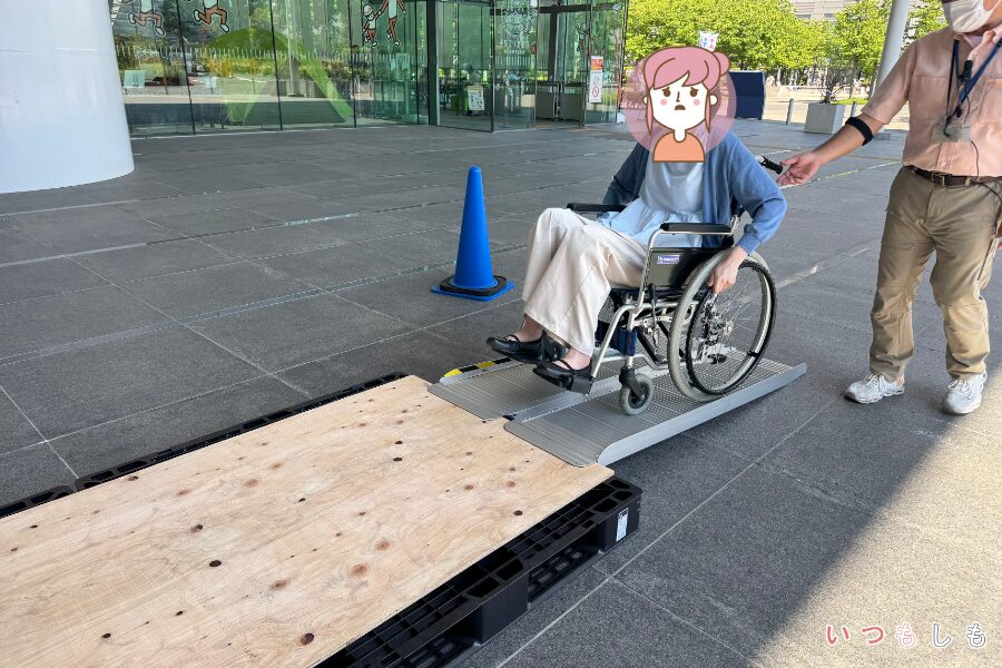 スロープを上る車椅子